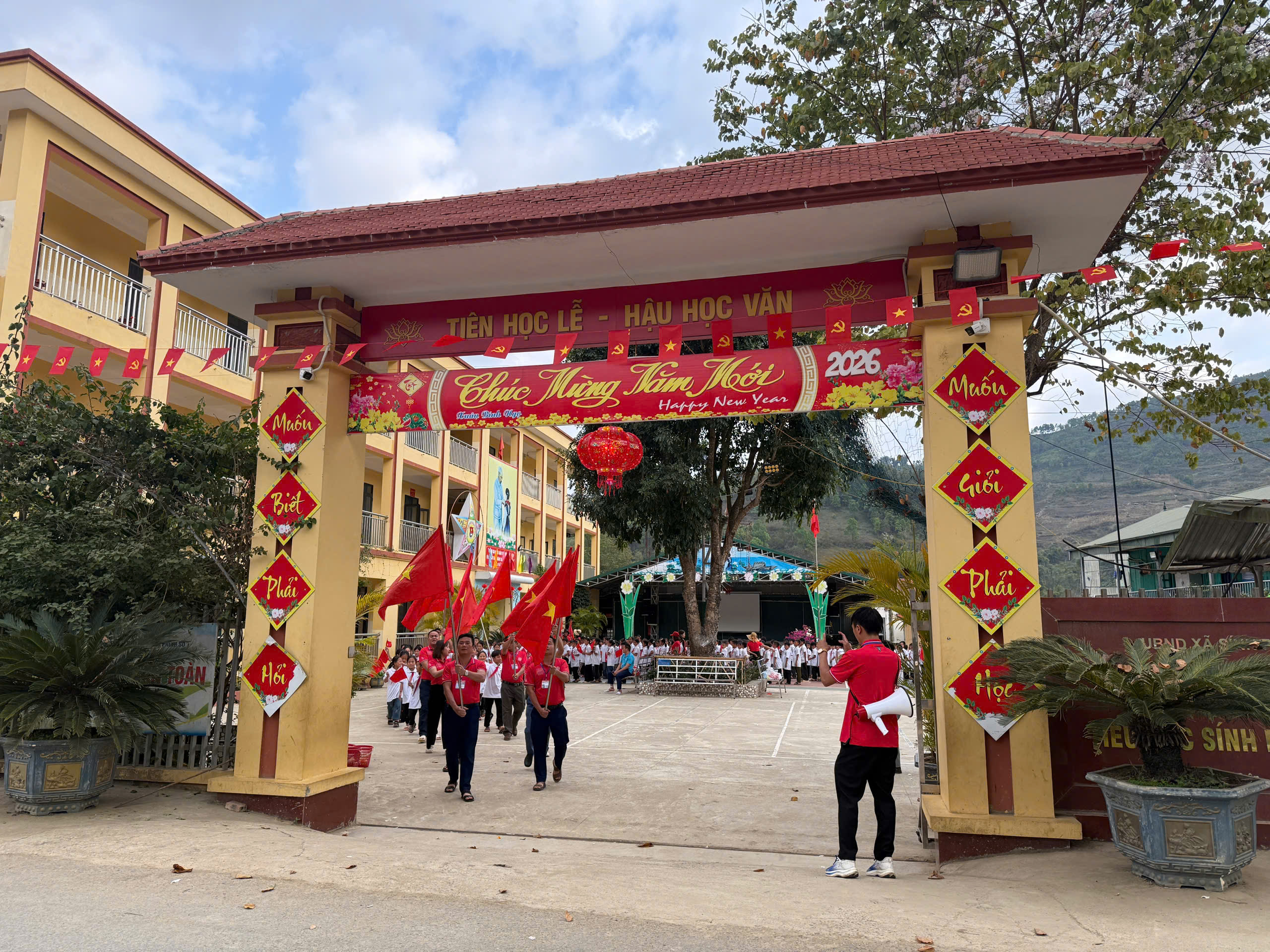 Trường PTDTBT Tiểu học Sính Phình số 1: Diễu hành cổ động, tuyên truyền ngày bầu cử