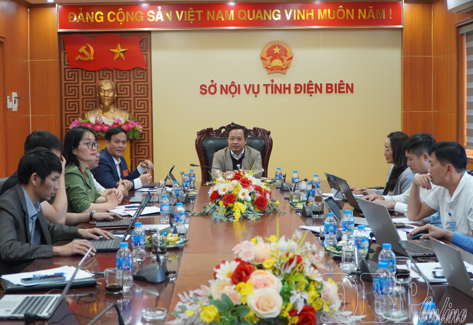 Bí thư Tỉnh ủy Trần Tiến Dũng kiểm tra công tác bầu cử tại Sở Nội vụ