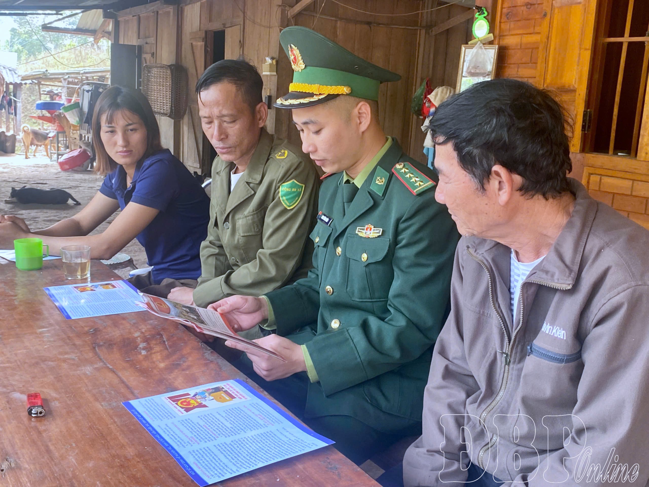 Đưa thông tin bầu cử đến đồng bào biên giới
